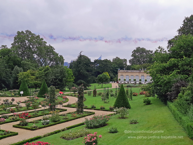 Roseraie et orangerie de Bagatelle le 14 juillet 2021, avec la trace du passage de la patrouille de France se rendant aux Champs -Elysées