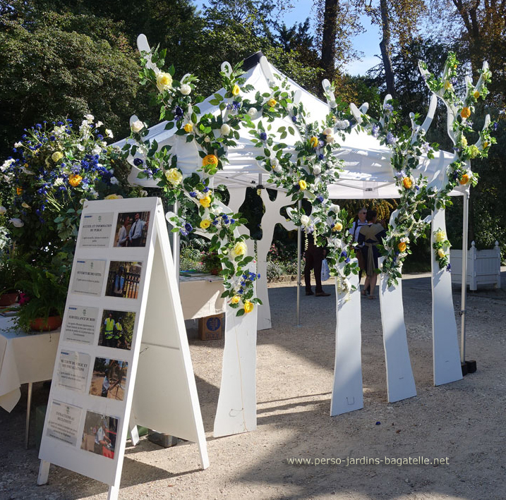 stand décoré de guirlandes de fluers bleues et jaunes
