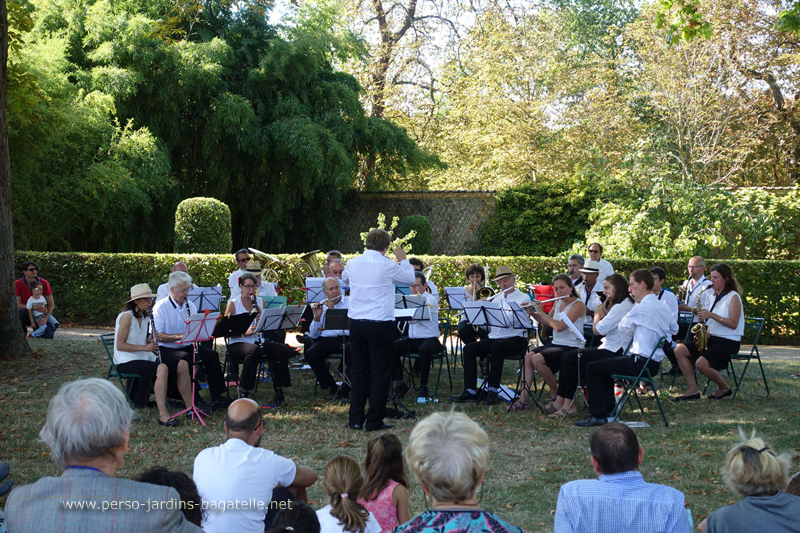 Orchestre Harmonique des Agents de la Ville de Paris devant le public