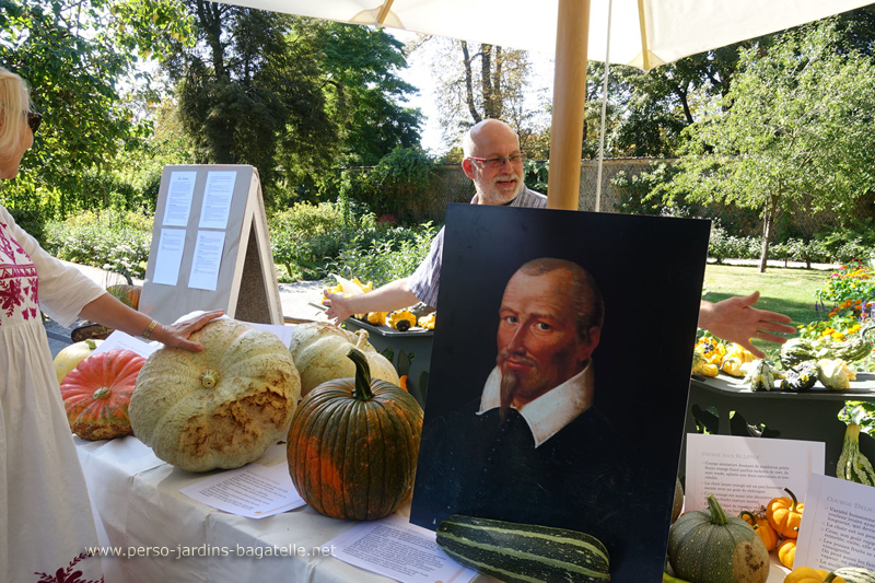 Stand de potirons, courges, coloquintes, légumes anciens...avec le portrait d'Olivier de Serres