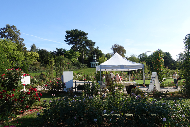 la roseraie de Bagatelle, avec les stands d'animation sur le thème de la rose, les rosiers du  concours 2020 et l'urne pour le vote du public, au fond, le kiosque de l'impératrice.