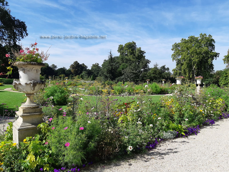 Paerterre de l'orangerie, fleuri