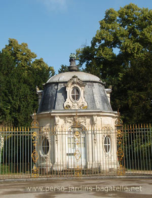Le Pavillon Louis XVI vu depuis l'extérieur