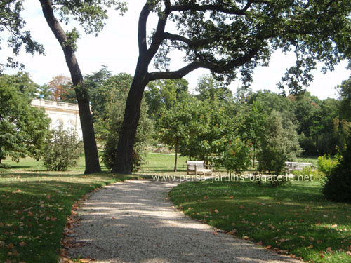 Banc avec vue sur la roseraie