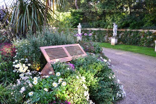 parterre de chrysanthèmes dans la cour circulaire