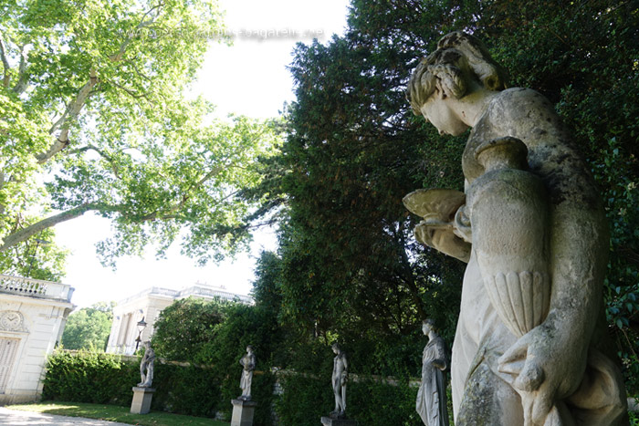 La cour circulaire, côté droit si façe au château. Cinq statues  de style antique.  Ce côté est à l'ombre.