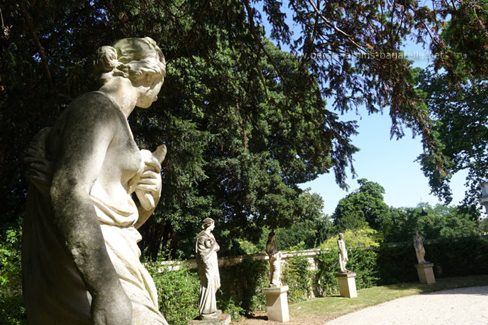 La cour circulaire, côté gauche si façe au château. Cinq statues  de style antique. Ce côté est au soleil.