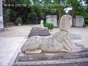 Photo 16 : Les deux sphinxs  côté trianon, au fond les pavillons des gardes