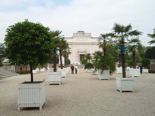 Orangerie de Cristal devant la Folie