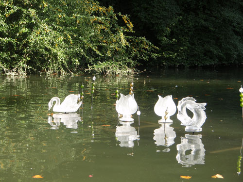 Cygne, fleurs et carpes en cristal lalique au centre de la pice d'eau