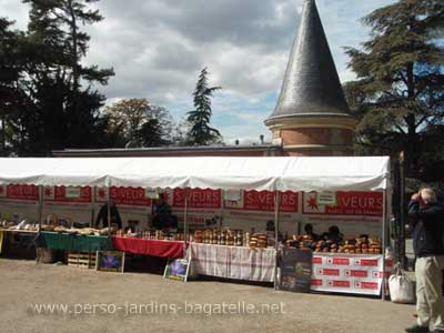 Stands de pain, miel, champignon, cressons et autres produits