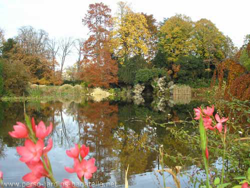 La pice d'eau des nymphas et la grotte en automne