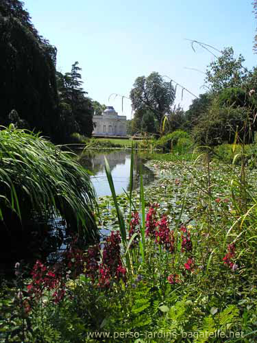 Le lac, les nymphas, le chateau vus depuis la grotte (en t)