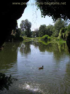 Vue de la pice d'eau des  nymphas depuis la grotte