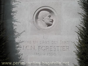 JCN Forestier, le crateur de la roseraie. Ici, un bas-relief  sa mmoire dans le jardin des Iris