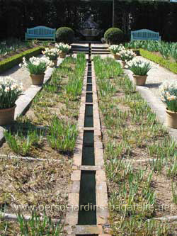 Jardin des iris, côté fontaine, de façe