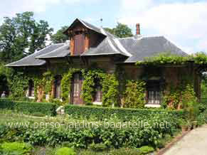 Facade de la maison du chef jardinier côté potager en été