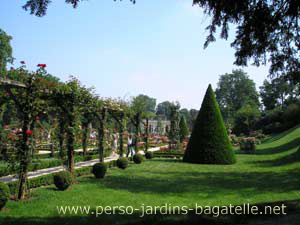 Pergola de la roseraie de Bagatelle