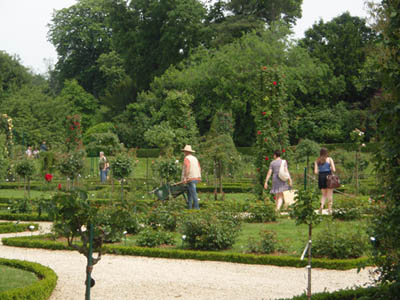 Jardinier et promeneurs